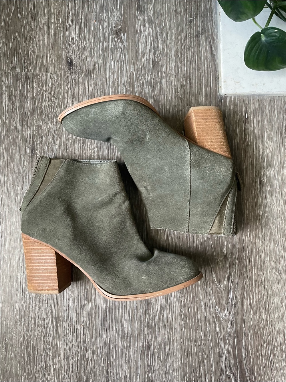 Urban Outfitters Green Suede Ankle Boots Size 9 Wooden Block Heel – Boho Fall